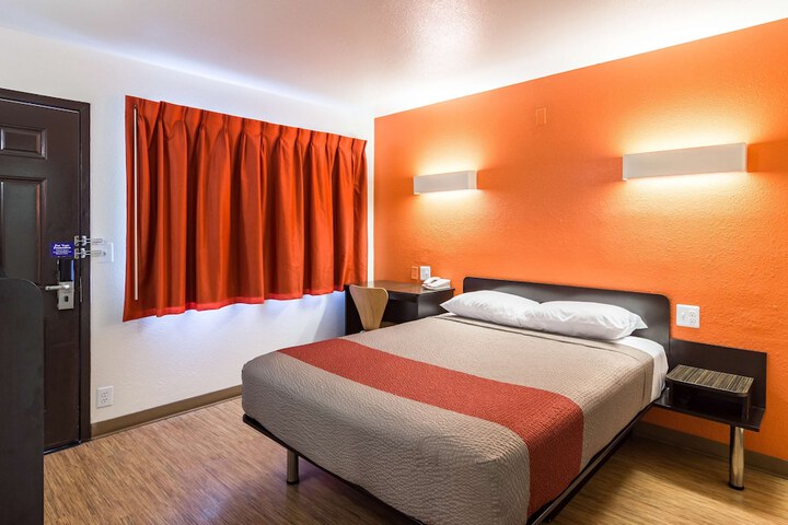 1 Queen Bed (8 of 8)