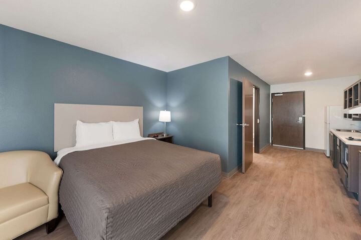 1 Queen Bed (6 of 23)