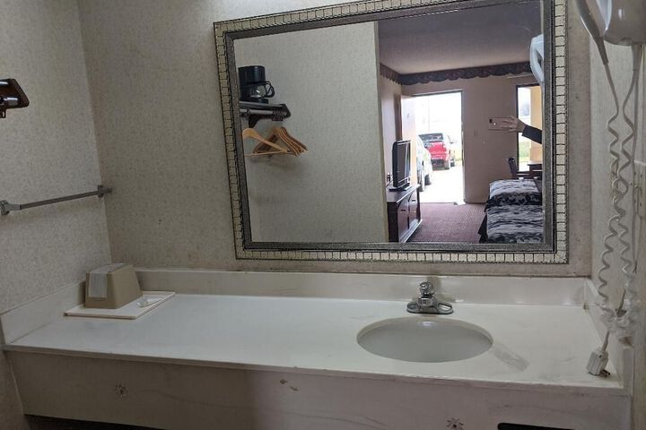 Room 16 of 28