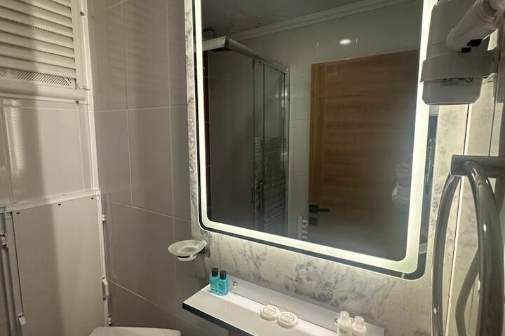 Room 16 of 28