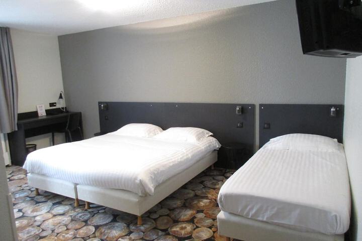 Room 28 of 51