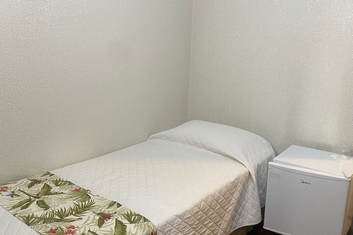 Room 13 of 27