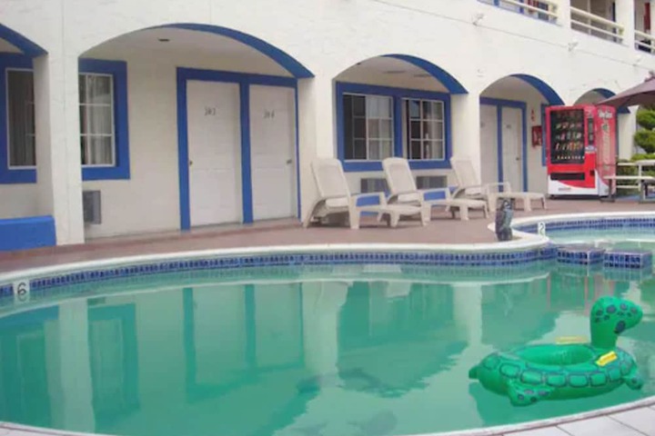 Pool Hotel