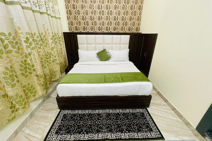 Room 4 of 9