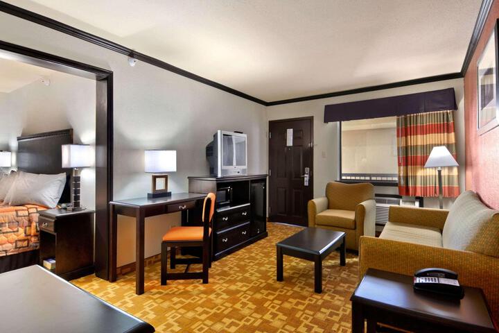 1 King Bed (3 of 9)