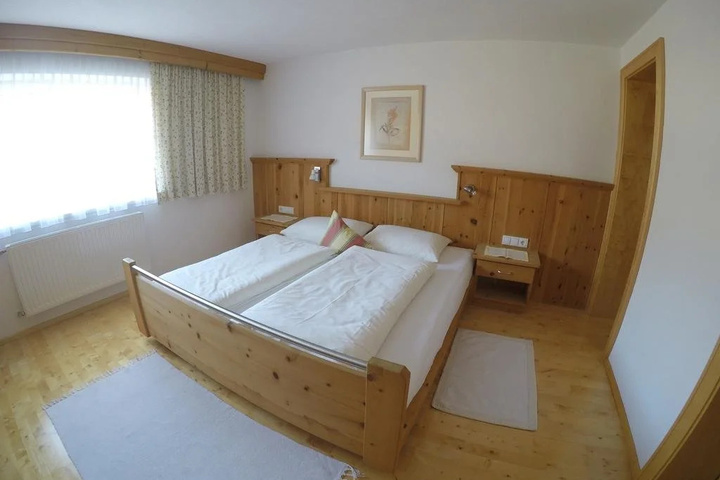 Room 3 of 10