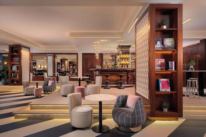 Lounge 72 of 82