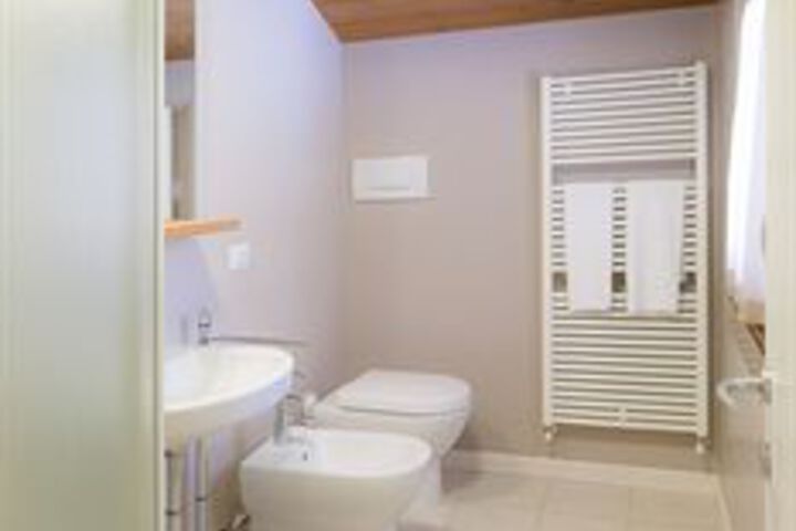 Room 3 of 28