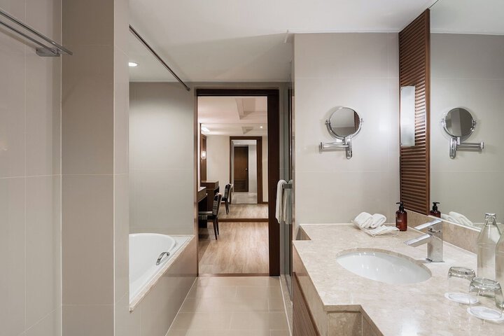 Room 33 of 74