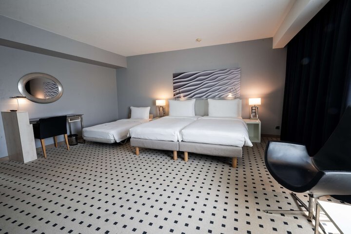 Room 32 of 77