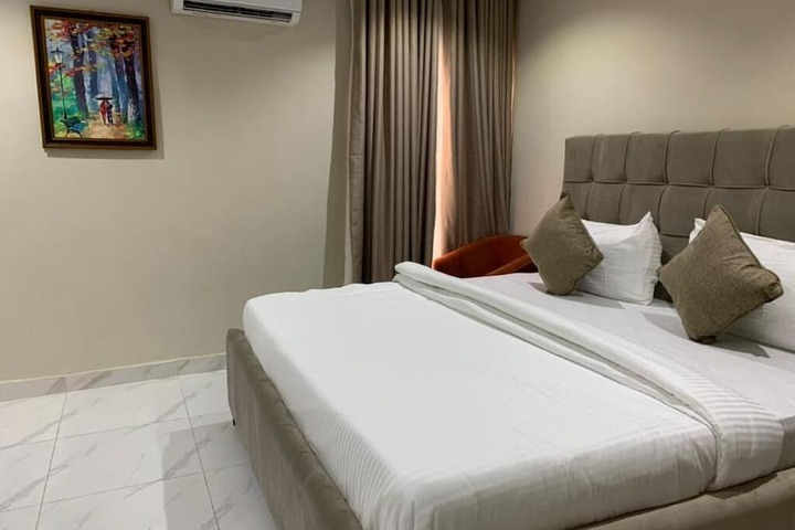 Room 10 of 12
