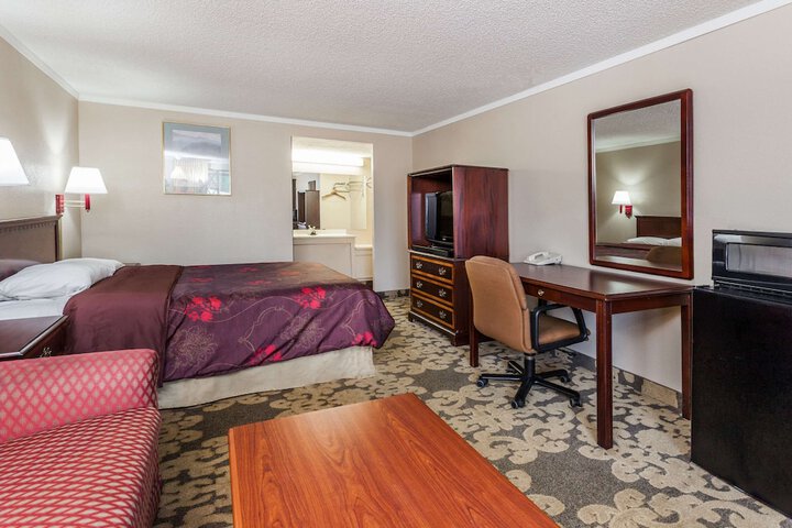 1 Queen Bed (7 of 9)