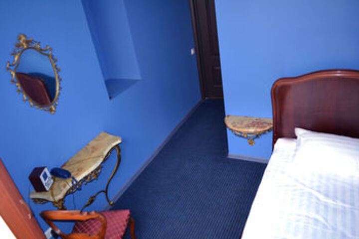 Room 8 of 25