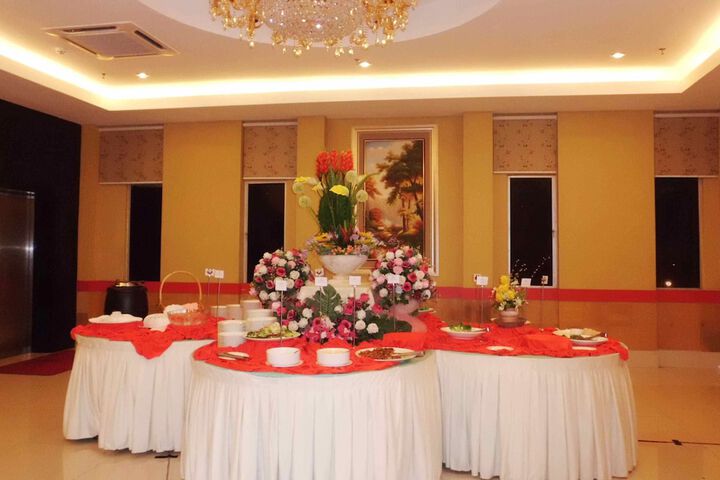 Ballroom/Hall 40 of 53
