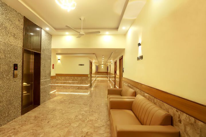 Ballroom/Hall 25 of 28