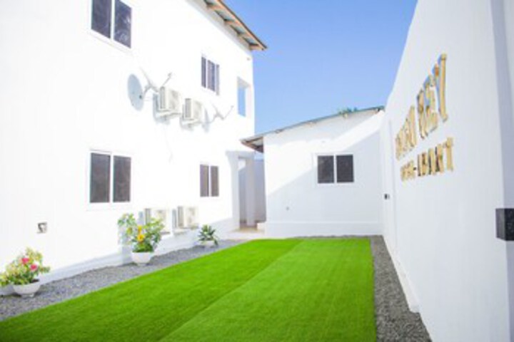 Hotel Exterior 8 of 27