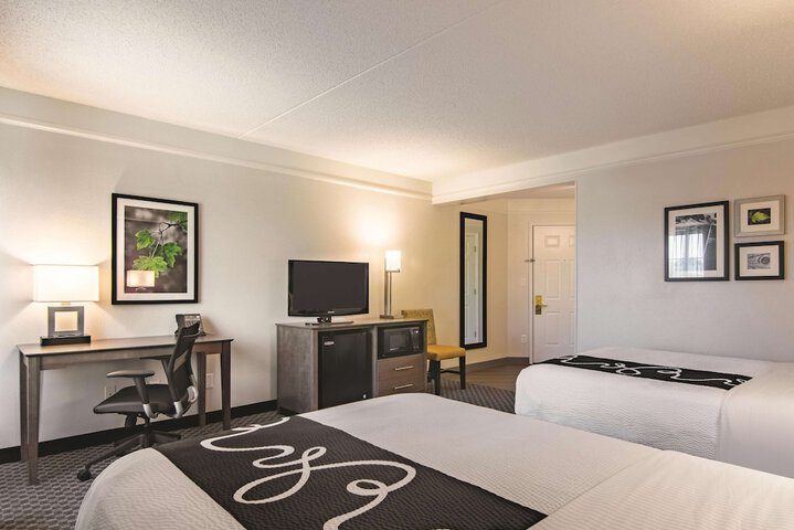 2 Double Beds Mobility Hearing Accessible Room Courtyard View (12 of 13)