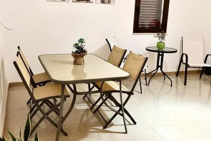 Room 5 of 10