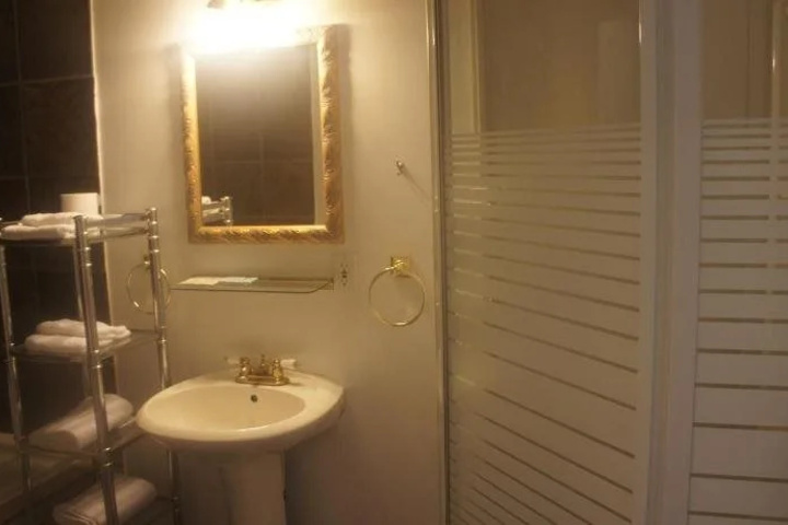 Room 8 of 10