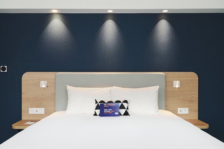 Room 2 of 37
