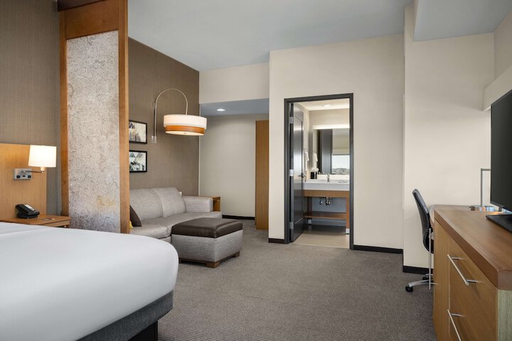 1 King Bed (2 of 17)