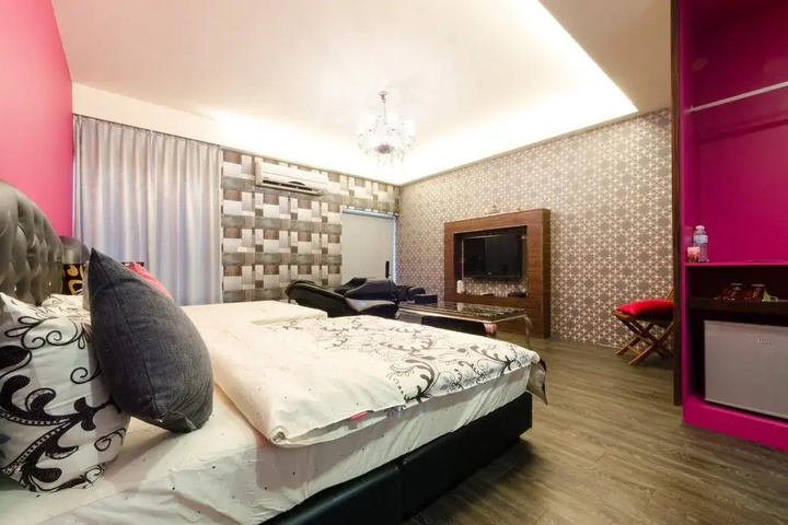 Room 2 of 17