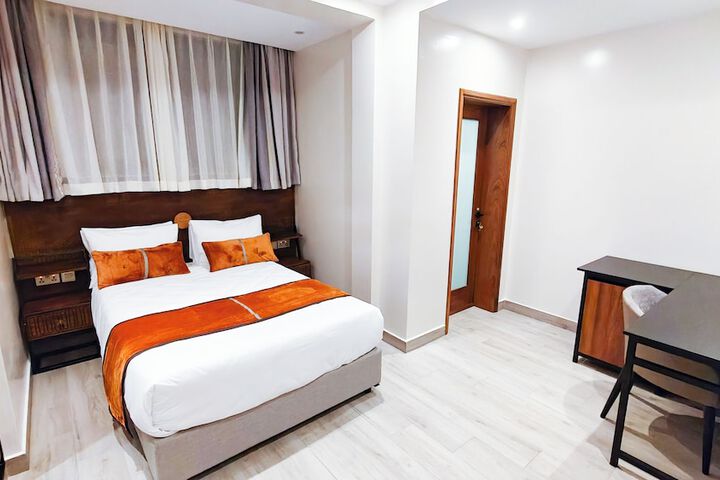 Room 4 of 106