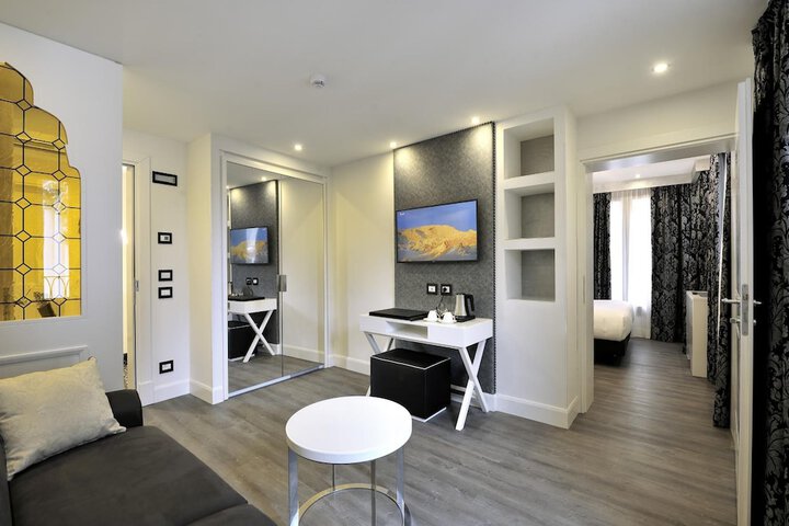 Room 17 of 34