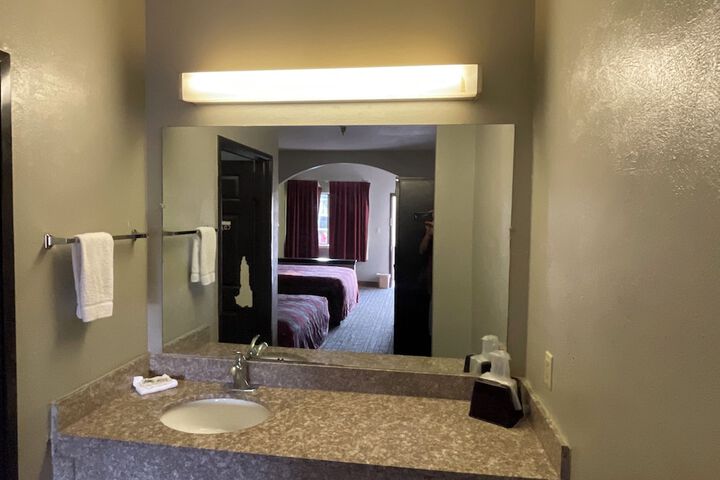Room 17 of 28