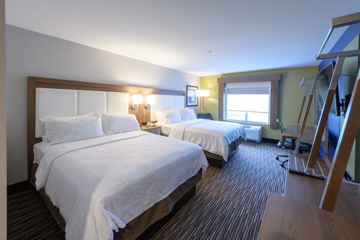 2 Queen Beds (7 of 11)