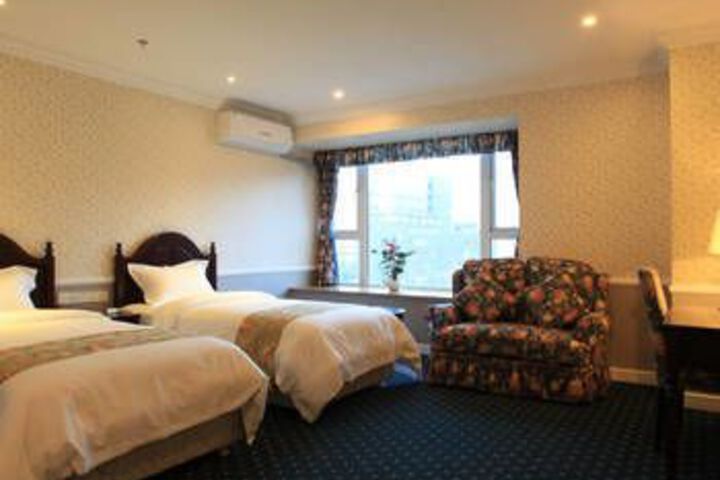 Room 5 of 8