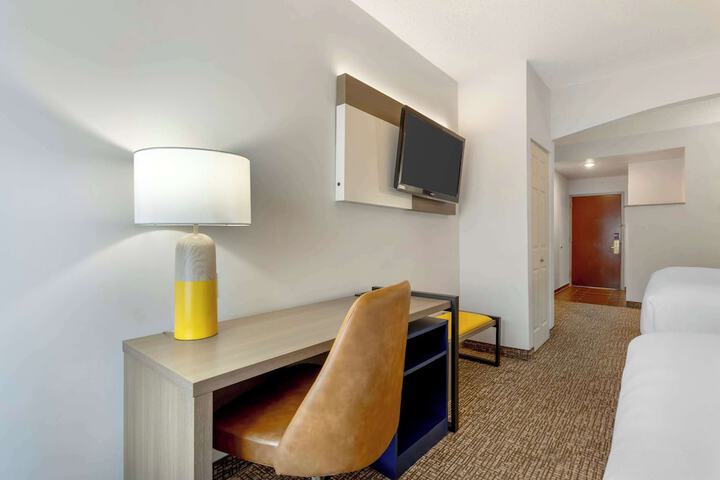 Suite Queen Bed Accessible (10 of 23)