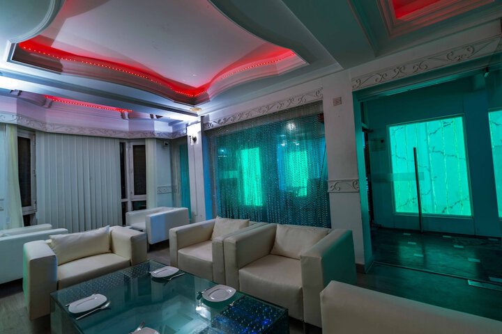 Lounge 32 of 42