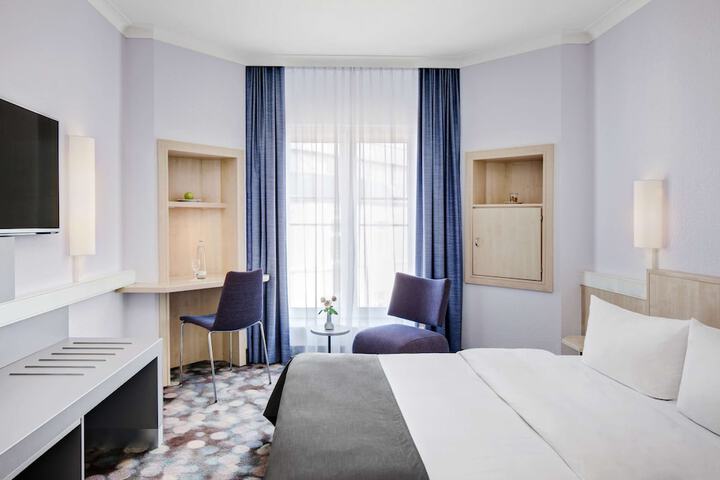 Room 10 of 28