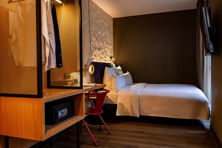 Room 30 of 77