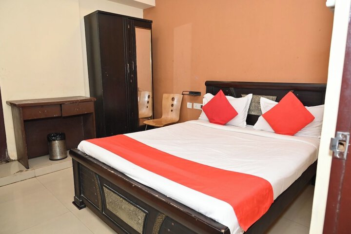 Room 4 of 16