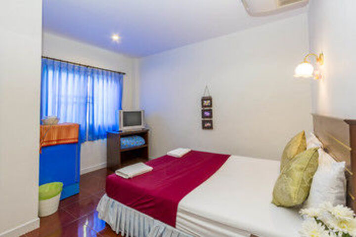 Room 4 of 12
