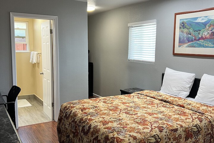 1 Queen Bed (7 of 16)