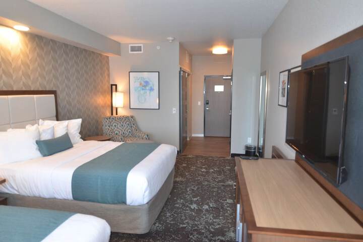 2 Queen Accessible Roll in Shower Microwave, Refrigerator WiFi Full Breakfast (6 of 12)