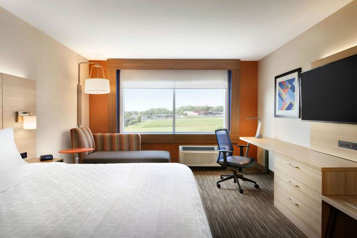 1 King Bed (1 of 7)