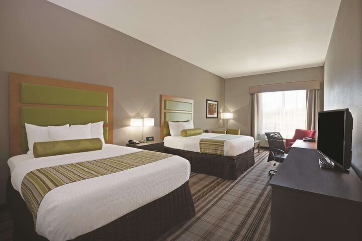2 Queen Beds (1 of 15)