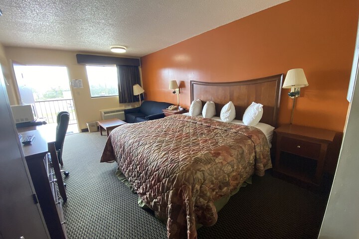 1 King Bed (8 of 12)