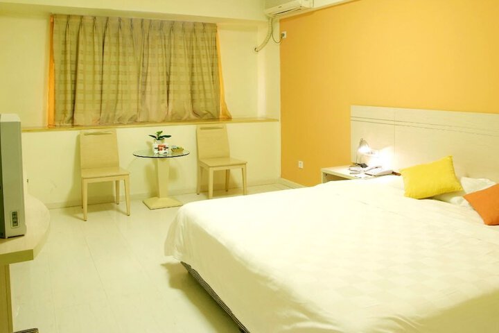 Room 5 of 10