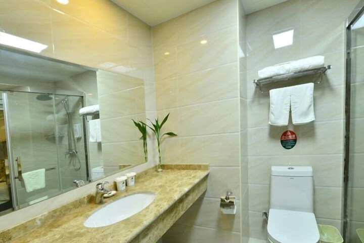 Room 18 of 25