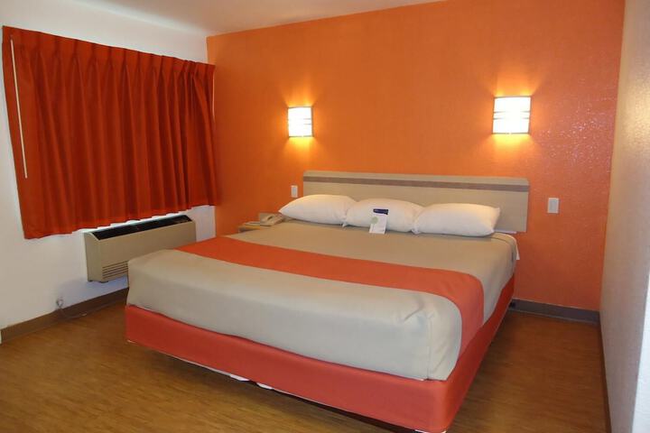 Room 4 of 37