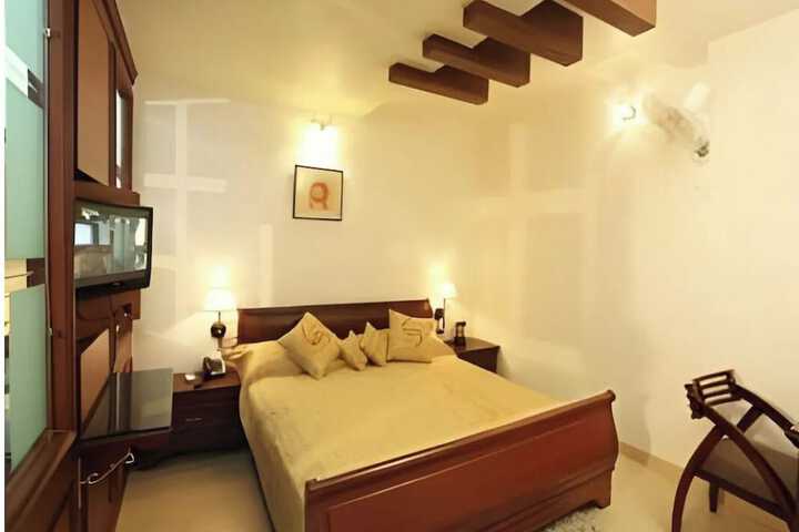 Room 4 of 12
