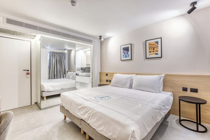 Room 4 of 79