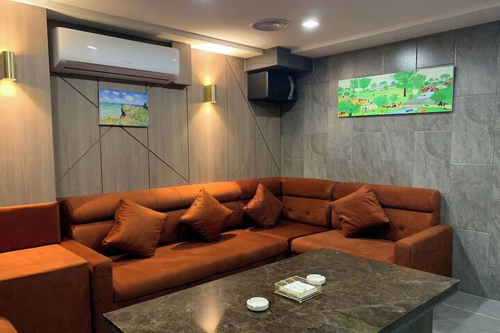 Lounge 43 of 60