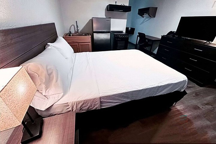 1 Full Bed Deluxe Studio Suite (2 of 16)