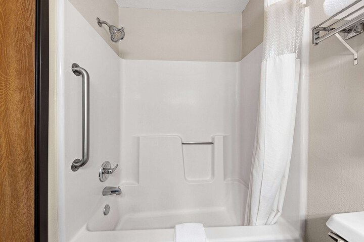 1 Queen Bed Accessible Room (4 of 13)